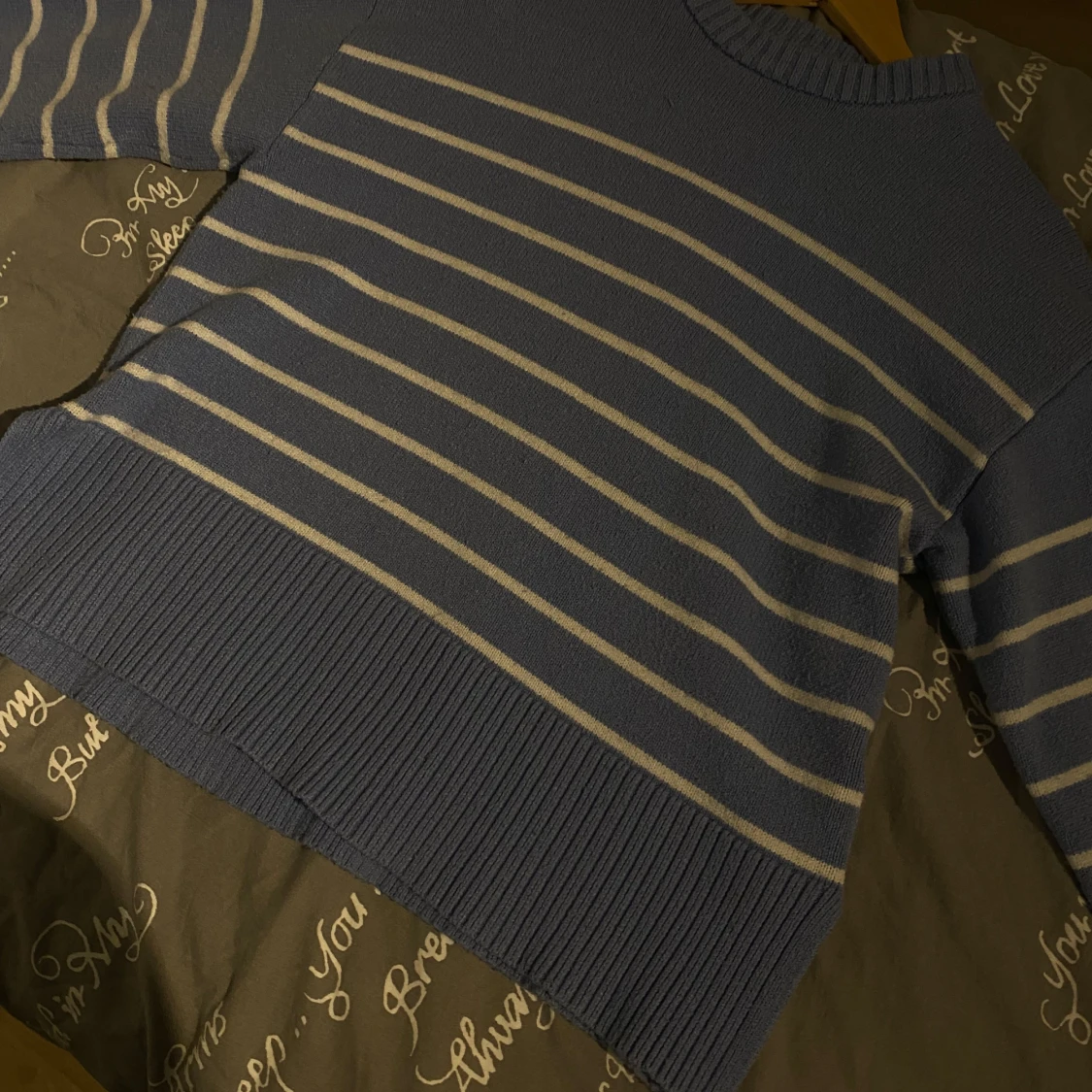 Blåvit randig stickad tröja - 1