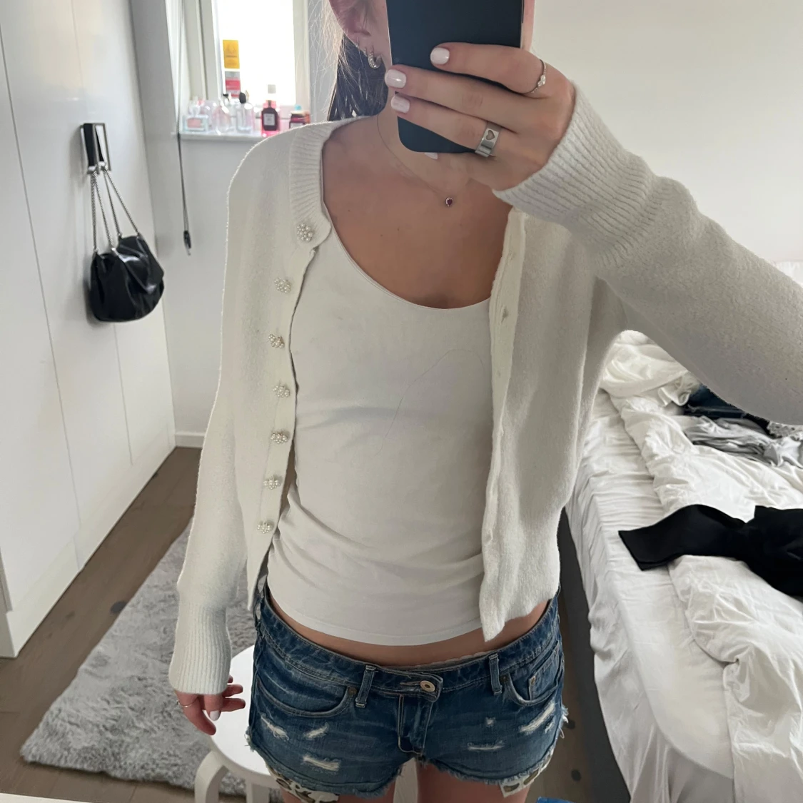 Vit kofta med pärlknappar