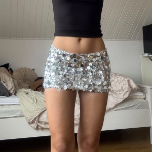 Glittrig kort kjol från ediktet fest❣️ - Världens finaste kjol från ediktet, nypris var 1100 kr💞💘🧘‍♀️ den är bara använd en gång. Så snygg till fest🤩