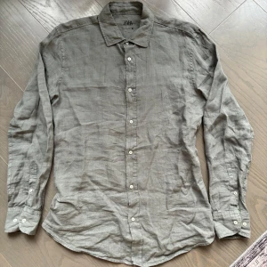 Zara Linne Skjorta Grön - Säljer en knappt använd grön zara linne skjorta i storlek Large