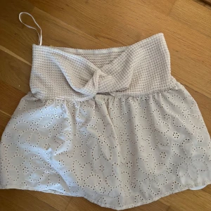 Vit topp - säljer denna jätte söta toppen då den inte kommer till användning! köpte den på shein!! har aldrig använt den. bara testat den en gång 🩷 super söt tröja