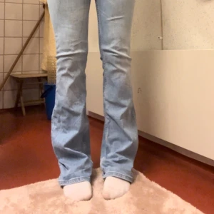 Ljusblåa low waist jeans - Jättefina ljusblåa jeans, hyfsat använda men är i ett mycket bra skick 💕 Storlek 38/M, men tycker själv att de sitter som 36/S