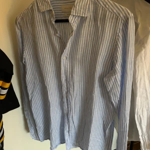 Blåvit randig skjorta från Massimo dutti - Passar s/m 