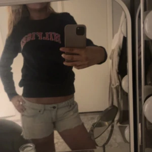 Mörkblå tröja från Tommy Hilfiger - En stickad tröja från Tommy Hilfiger i storlek 164 men passar mig som bär xs-s i storlek.🤩 Jätte fin kvalite och verkar inte säljas någonstans längre🥰🥰