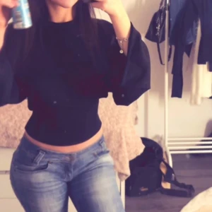 Svart topp åtsittande - Tight passform med ”slappa” armar, skitsnygg. Från gina, slutsåld online. Den är glittrig- perfekt till festliga tillfällen. Knappt använts. Kontakta för mer info💕