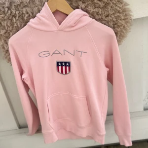 Rosa GANT hoodie  - Oanvänd men har inte lapp kvar. Den är stor i storleken och passar mig som vanligtvis är XS/S. SKRIV INNAN KÖP!❤️