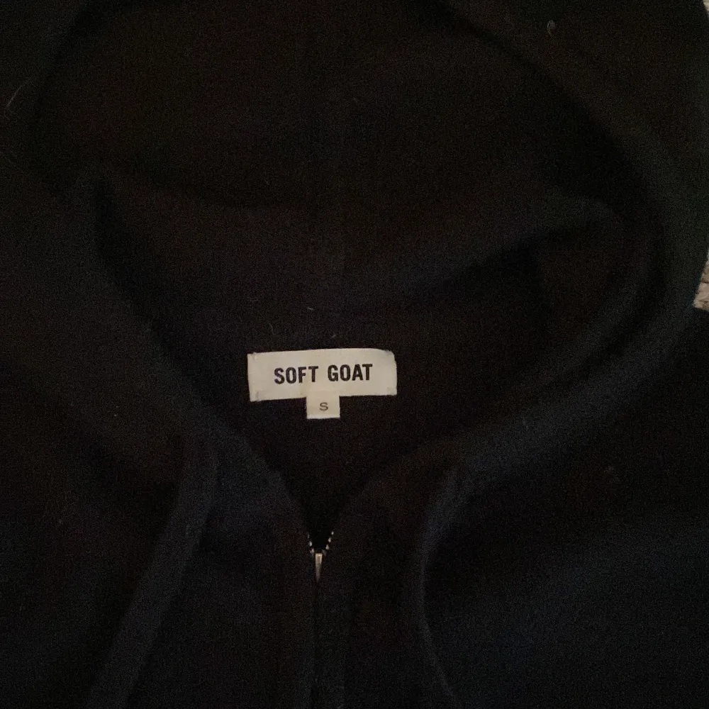 Säljer denna svarta soft goat hoodie som dessvärre inte kommer till användning längre. Fortfarande bra skick.💗. Neuletakit & Villapaidat.