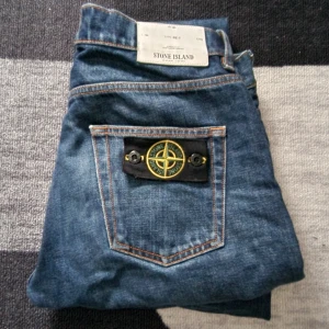 Blåa Stone Island Jeans - Ett par blåa jeans från märket Stone Island. 100% äkta, bevis kan skickas om så önskas. Lite heelbite. Liten vit fläck på ena knät. Skicka pm för mått eller fler bilder!