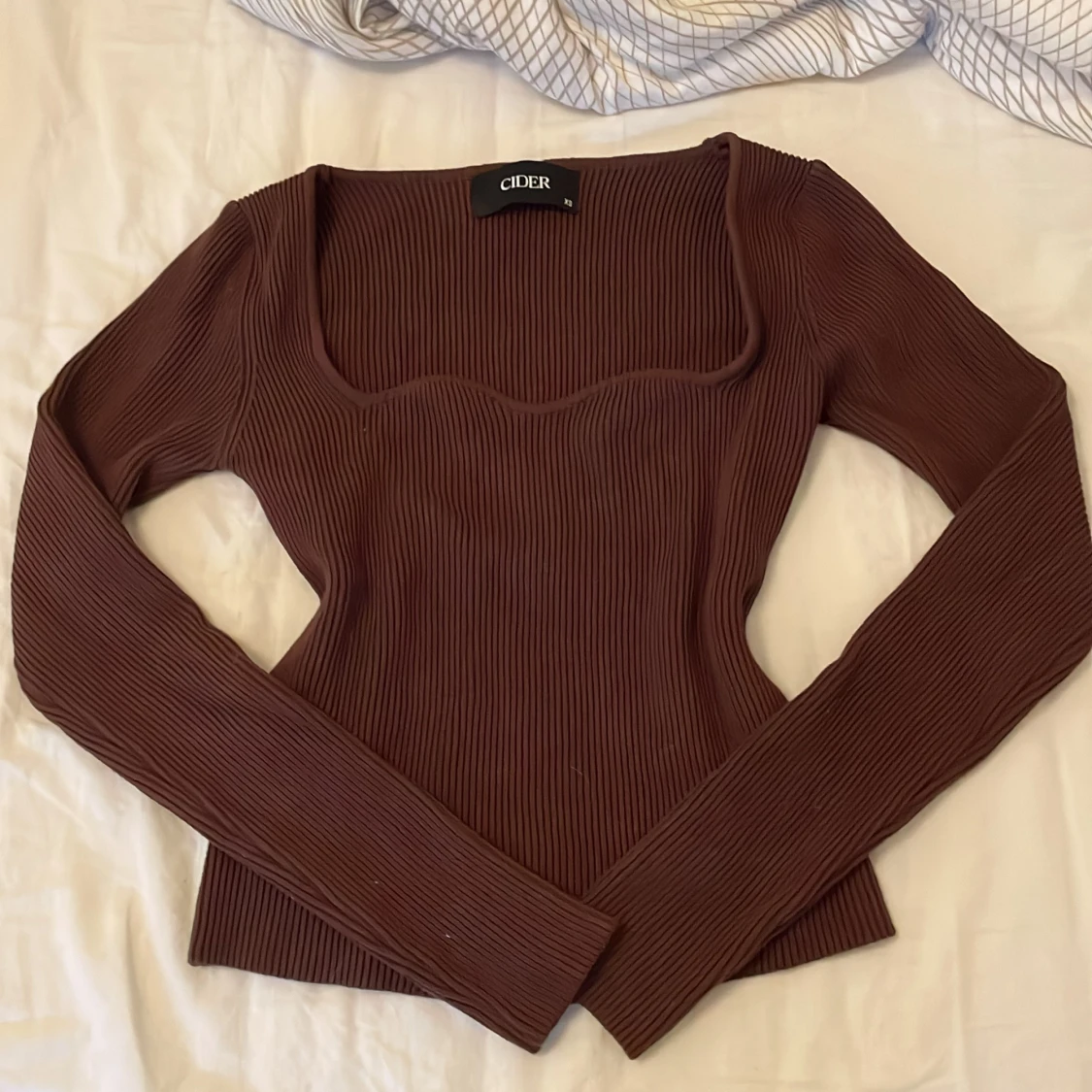Brun ribbad topp från Cider