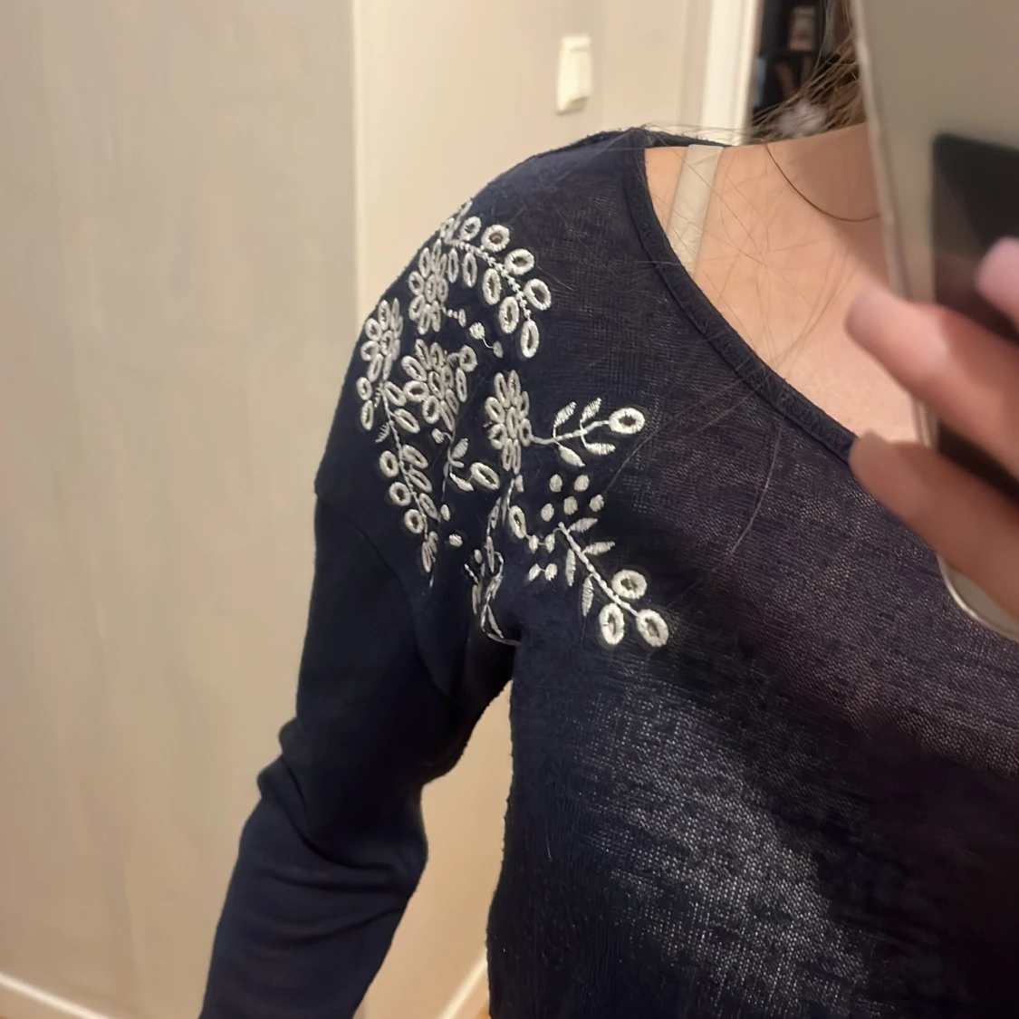 Mörkblå topp med vita broderier - 2