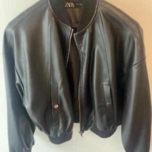 Svart skinnjacka från Zara - Snygg bomberjacka från Zara i gott skick. 