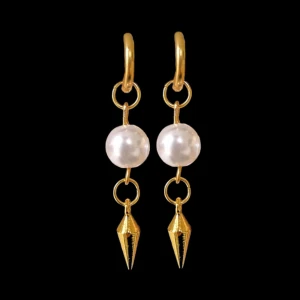Guldörhängen med pärlor - Säljer ett par snygga örhängen i guldfärg med rund vit pärla och en spetsig hängande detalj. Perfekta för att lyfta din stil med en cool och elegant touch.