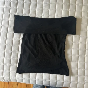 Svart offshoulder topp från Kappahl - Säljer en svart offshoulder topp från Kappahl i storlek S. Helt ny men kommer inte till användning. Nypris är 249kr, säljer för 95kr!😍