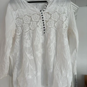 Vit blus med paljetter  - Vit blus med paljetter strl L, gått upp lite på sömmen sista bild annars bra!