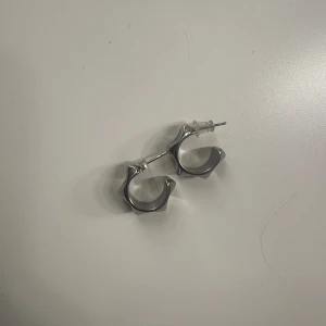 Örhängen Edblad  - Säljer ett par skitsnygga örhängen i silverfärgad metall med cool, kantig design. Perfekta för att ge din look lite edge! Snygga och trendiga som passar till många stilar. Mina favoriter, säljer endast för jag ska byta till guld. Skriv för fler bilder osv💗💗