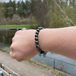Svart pärlarmband - Snyggt armband med svarta, runda pärlor. Perfekt accessoar för att lyfta din outfit med en stilren och enkel touch. Elastiskt band gör det lätt att ta på och av.