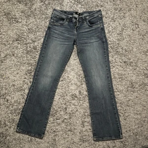 LTB Valerie raka jeans W30 L32 - Mörkblå jeans från LTB, modell Valerie. Byxorna är utsvängda och har lågmidja.  Tillverkade i mjukt denim för en bekväm passform.