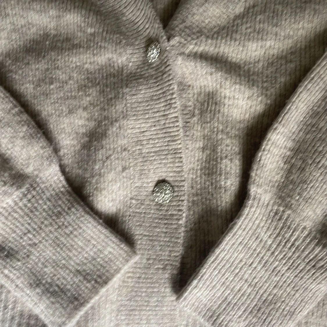 Beige stickad kofta med glittriga knappar - 1