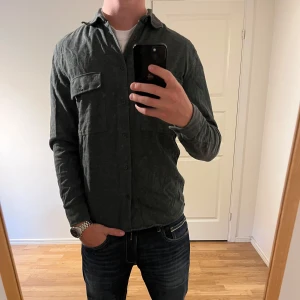 Dobber Overshirt mörkgrön  - Säljer denna sjukt snygga Overshirten från Dobber⭐️ Färgen är mörkgrön och storleken är S✅ Overshirten har inga defekter och skicket är utomordentligt🙌🤝 Sjukt najs passform och passar perfekt till hösten🍁🙌 Tveka inte på att höra av er dig vid minsta fråga eller fundering😊