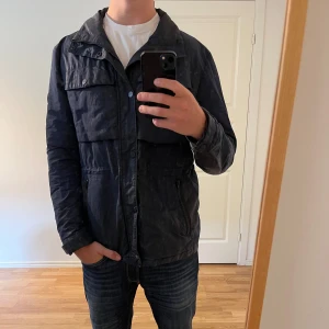 J.Lindeberg Fieldjacka mörkblå  - Säljer denna sjukt snygga Fieldjackan från J.Lindeberg⭐️ Färgen är mörkblå och storleken är L✅ Sjukt najs passform och passar perfekt till hösten🍁🙌 Tveka inte på att höra av er dig vid minsta fråga eller fundering😊