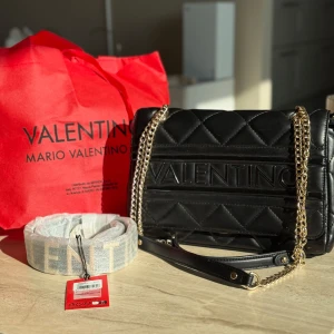 Valentino Bags Ada crossbodybag - Valentino Bags Ada crossbodybag som ny. Använd vid endast ett tillfälle. Dustbag medföljer. Nypris: 1699 kr