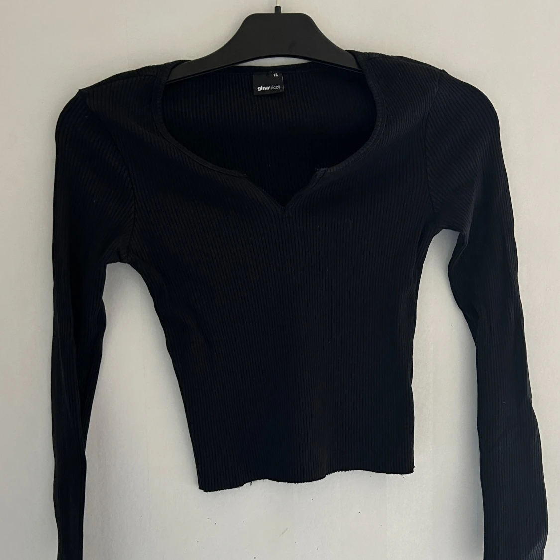 Svart ribbad topp från Gina Tricot