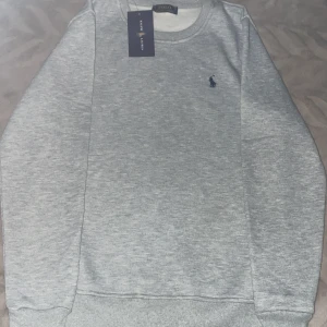Grå sweatshirt från Ralph Lauren - Helt ny ralph lauren sweater i storlek S
