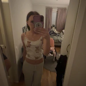 Gråa mjukisbyxor från Gina Tricot XS - Säljer ett par gråa mjukisbyxor från Gina Tricot i storlek XS. Byxorna har en rak passform med resår i midjan och är tillverkade i mjukt material som är skönt att ha på sig. Perfekta för chill dagar eller när du vill vara bekväm.