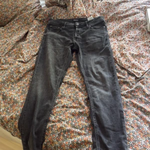 Svarta skinny jeans Jack & Jones - Säljer ett par svarta skinny jeans från Jack & Jones. Jeansen har klassisk femficksdesign, smal passform och snygg tvättad look. Perfekta för dig som gillar en stilren och modern vibe.