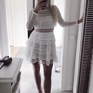 Vit spetsklänning från NA-KD - Endast använd 1 gång så i väldigt bra skick, klänning från Nakd X Linn Ahlborg 🌸 Superfin 