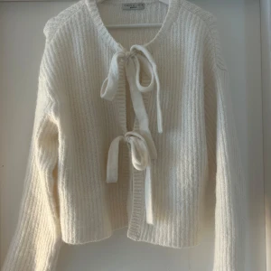 Vit kofta  - Vit kofta från Gina, nästan aldrig använd så jättebra skick.❣️ storlek M men sitter som S tycker jag❣️