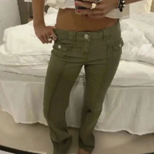 Olivgröna jeans - De virala gröna jeansen från hm med fickor där fram (lånade bilder)