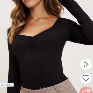 Svart långärmad topp med rynk - Svart långärmad topp med snygg v-ringning och rynkdetalj framtill. Modellen är figurnära och har en stilren, enkel design som passar till många olika looks. Tillverkad i ett mjukt och stretchigt material för en bekväm känsla.