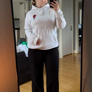 Vit hoodie med ros - Hoodie i storlek S i fint skick från YourTurn.