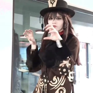 HuTao GENSHIN IMPACT cosplay+stylad peruk - köpte second hand för 900 och använd på 1 convent || Tror den originellt e från doki doki (?) peruk ingår || kontakta för mer bilder || kontakta innan du köper