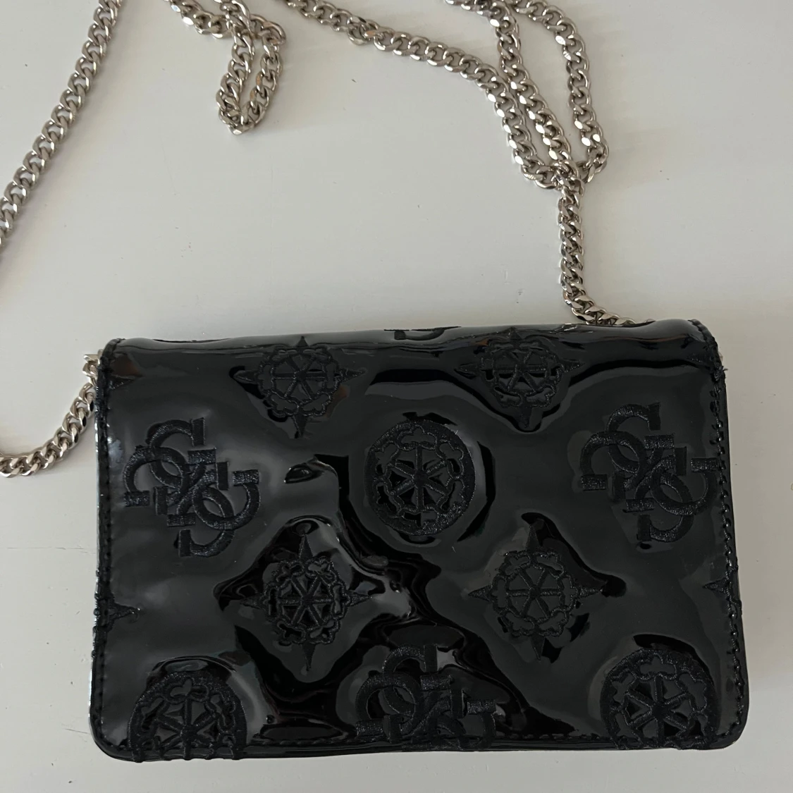 Svart axelväska från Guess med kedja - 1