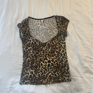 Leopardmönstrad topp med v-ringning - Säljer viral leopard topp från Nelly 