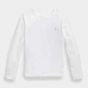 Vit långärmad tröja från Polo Ralph Lauren - Snygg vit långärmad tröja från Polo Ralph Lauren med diskret rosa logga broderad på bröstet. Tröjan har en klassisk rund hals och är gjord i mjuk bomull som är skön mot huden. Perfekt för dig som gillar stilrena och enkla plagg. Den är lite mer mot de genomskinliga hållet. 