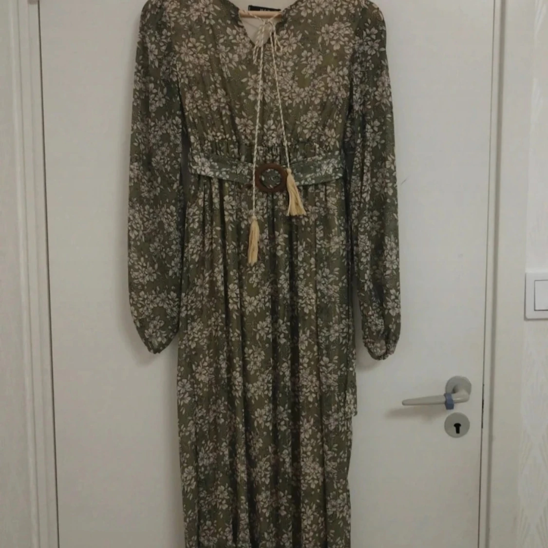 Grön blommig långklänning med bälte - 2