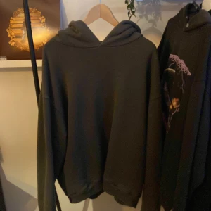 Yeezy season 6 hoodie - Yeezy hoodie oversized. Säljer då den inte använts på länge:)