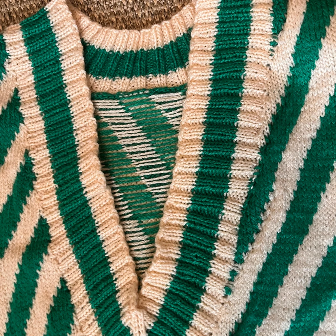 Randig stickad väst i grönt och beige - 2