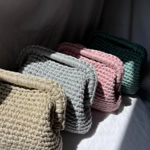 Glittrig clutch  - Finns i 4 färger: Guld, silver, rosa och grön. Skicka ett meddelande för att beställa 🤩 @designbybela