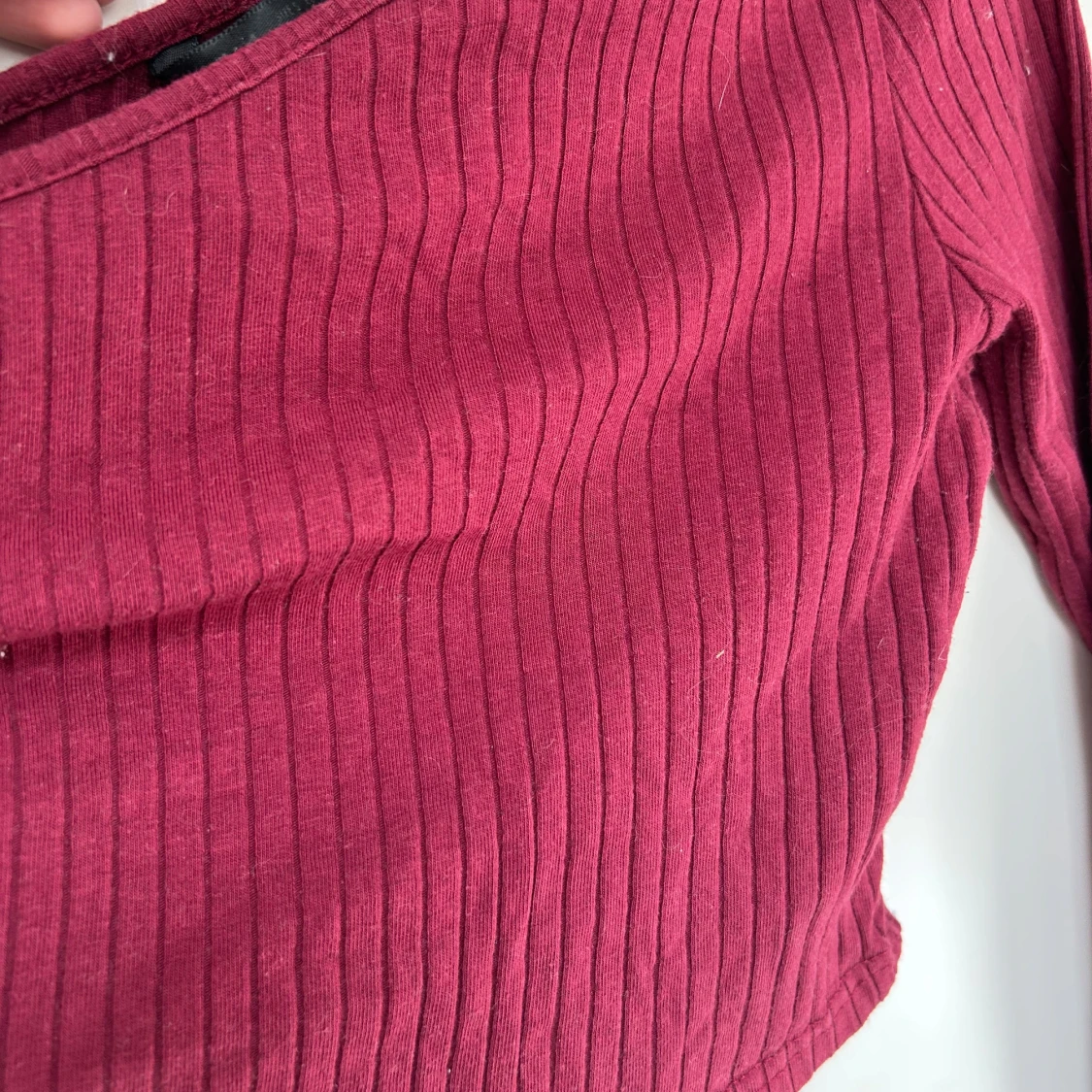 Vinröd croppad oneshoulder topp - 2