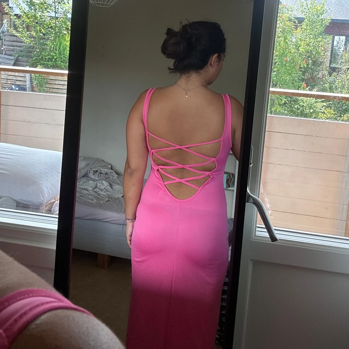 Rosa långklänning med snörning i ryggen - 1