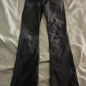Low waist grås jeans  - Säljer dom här jeansen från Gina som är low waist och dom är i storlek 164💕