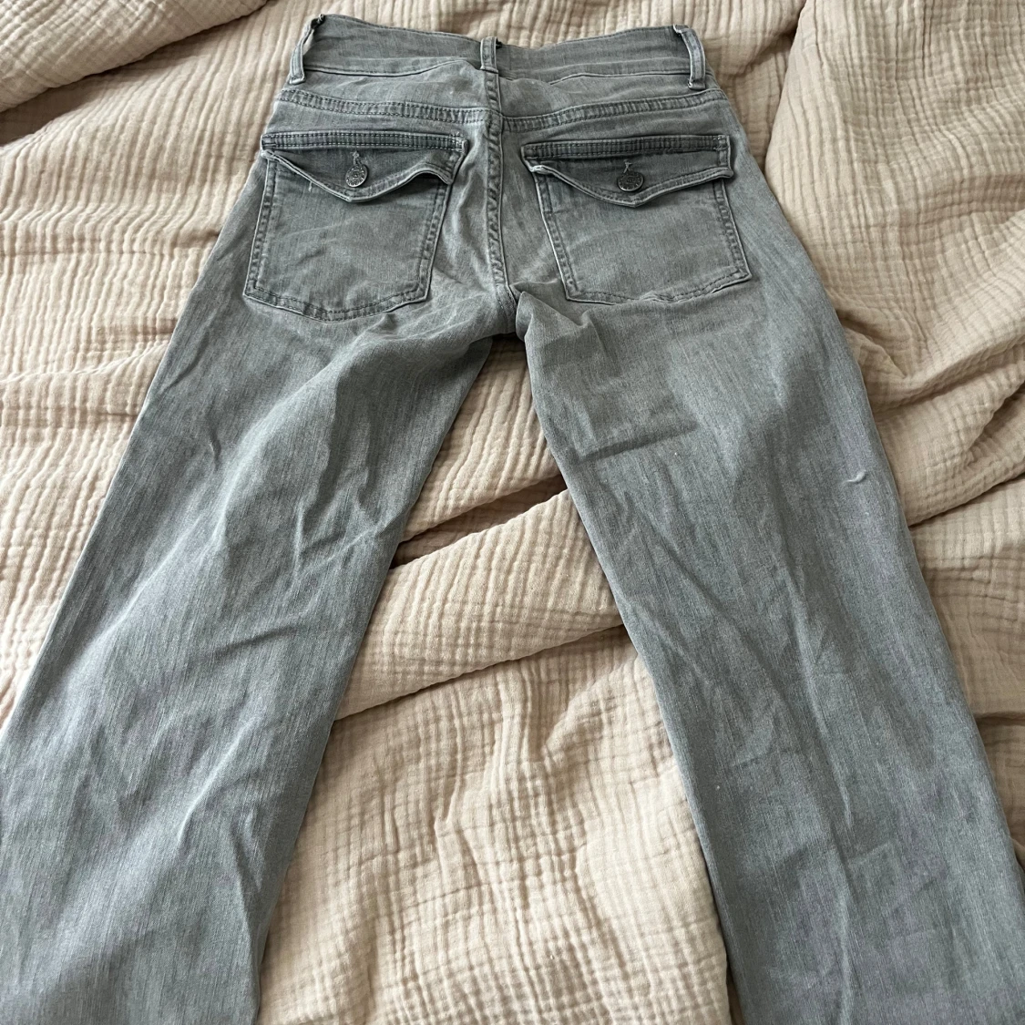Grå bootcut jeans med fickdetaljer - 2