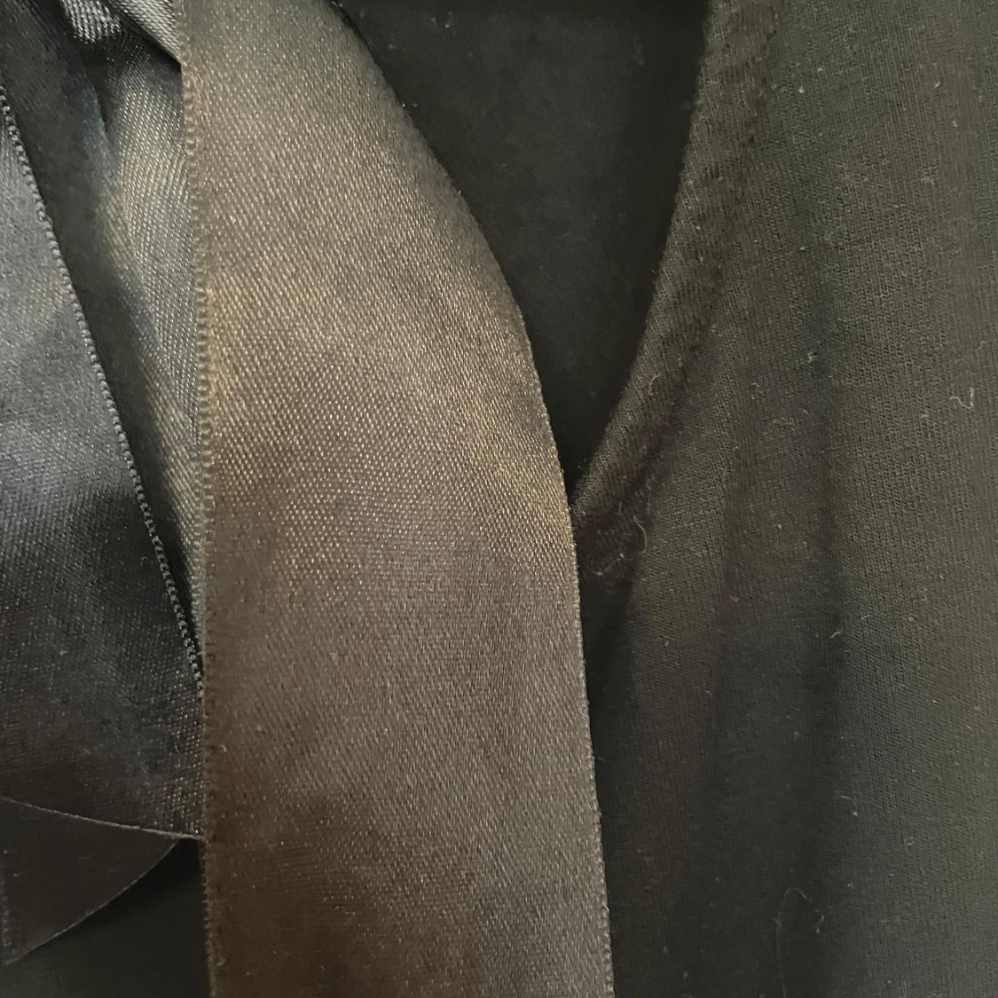 Svart topp med rosett - 2