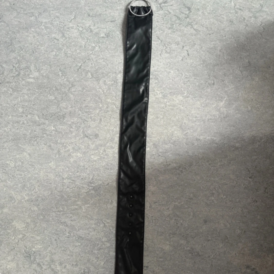 Brett svart bälte med strasspänne