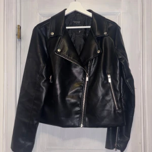 Skinnjacka  - Snygg svart skinnjacka som endas används tre gånger. Det är storlek L men passar en som har S-M