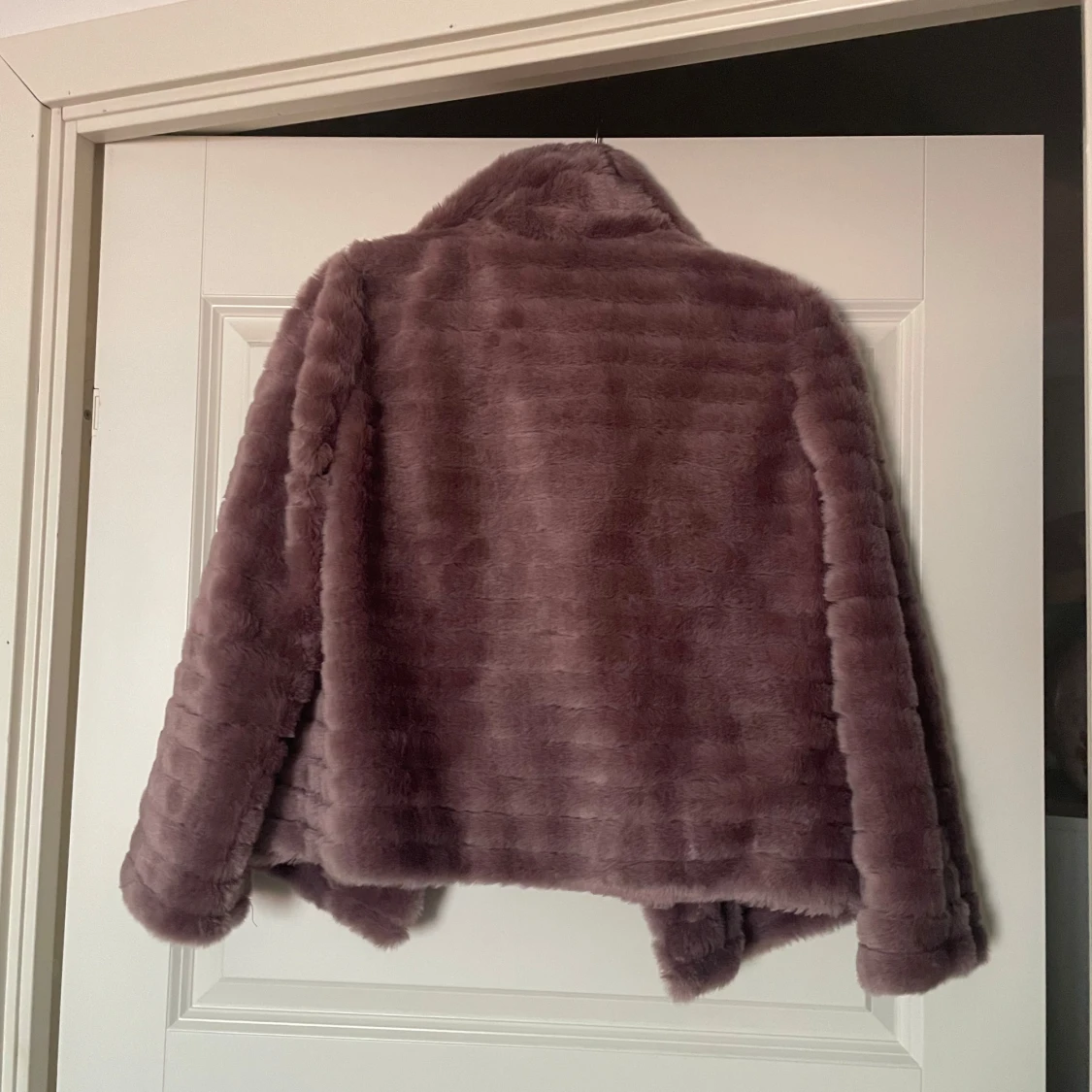 Lila pälsjacka från MNG - 1